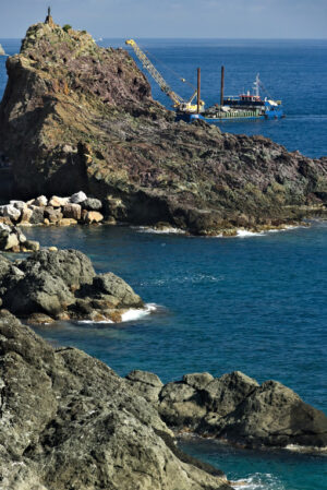 Chiatta sul mare. Barge on the Ligurian Sea carries materials. - MyVideoimage.com | Foto stock & Video footage