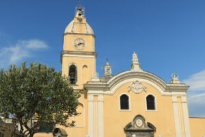 Chiesa Procida. Church with bell tower in Procida. Blue sky with clouds. - MyVideoimage.com | Foto stock & Video footage