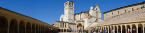 Chiesa San Francesco Assisi. Foto Panoramica. Panoramic photograph of the square and of the church of San Francesco in Assisi with the side arcades. - MyVideoimage.com | Foto stock & Video footage