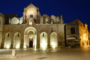 Chiesa a Matera. Foto notturna. Night photo of the facade of the church of San Giovanni in Matera. Photographed with artificial lights. - MyVideoimage.com | Foto stock & Video footage