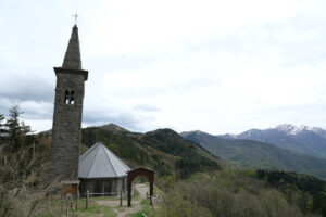 Chiesa della Cisa, sulla via Francigena. Path of the Via Francigena with church at the Cisa Pass. Foto stock royalty free. - MyVideoimage.com | Foto stock & Video footage