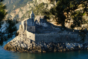 Chiesa di Portovenere vicino alle Cinque Terre. Antico edificio medievale, sulle rocce a picco sul mare. - MyVideoimage.com | Foto stock & Video footage