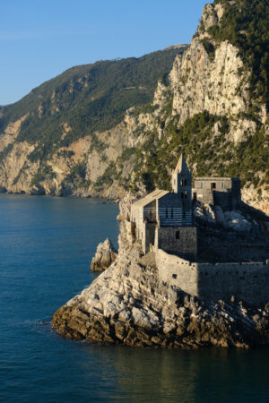 Chiesa di Portovenere. Antico edificio medievale, sulle rocce a picco sul mare. Foto royalty-free. - MyVideoimage.com | Foto stock & Video footage