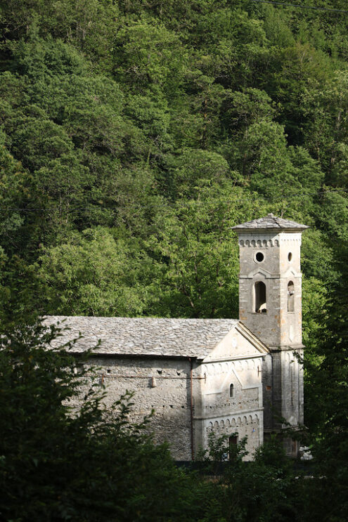 Chiesa nel bosco. Toscana. Isola Santa, Garfagnana, Apuan Alps, Lucca, Tuscany. Italy. Church of the village in the countryside. - MyVideoimage.com | Foto stock & Video footage