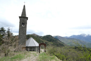 Chiesa passo Cisa con Via Francigena. Path of the Via Francigena with church at the Cisa Pass. Foto stock royalty free. - MyVideoimage.com | Foto stock & Video footage