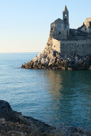 Chiesa sulla scogliera a Portovenere vicino alle Cinque Terre. Antico edificio medievale, sulle rocce a picco sul mare. - MyVideoimage.com | Foto stock & Video footage