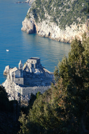 Chiesa sulle rocce a Portovenere. Antico edificio medievale, nei pressi delle Cinque Terre in Liguria. - MyVideoimage.com | Foto stock & Video footage