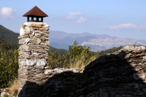 Chimney pot in marble. Garfagnana, Campocatino, Apuan Alps, Lucca, Tuscany. Italy. House in stone and white marble stones. - MyVideoimage.com | Foto stock & Video footage