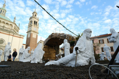 Christmas nativity scene with life-size statues in white chalk. Sanctuary Church of Santa Maria di Piazza in Busto Arsizio. Foto Busto Arsizio photo