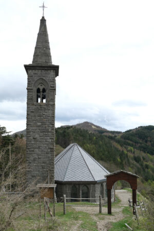 Church of the Cisa, on the Via Francigena. Path of the Via Francigena with church at the Cisa Pass. Stock photos. - MyVideoimage.com | Foto stock & Video footage