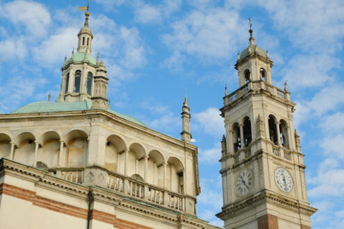 Church with a central plan and bell tower. Mannerist period. Blue sky with clouds. - MyVideoimage.com