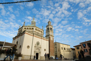 Church with a central plan and bell tower. Mannerist period. Blue sky with clouds. - MyVideoimage.com