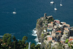 Cinque Terre Vernazza. Ancient tower dominates the sea with boats. Vernazza, Cinque Terre, La Spezia, Italy. - MyVideoimage.com | Foto stock & Video footage