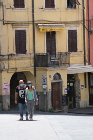 Cinque Terre coronavirus Tourists with masks during the Coronavirus covid-19 epidemic in a country road. Social isolation. - MyVideoimage.com | Foto stock & Video footage