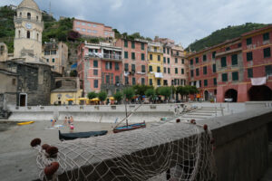 Cinque Terre covid-19. Vernazza, Cinque Terre, Liguria. Seaside village with colorful houses. Social distancing in the Coronavirus Covid-19 period. - MyVideoimage.com | Foto stock & Video footage