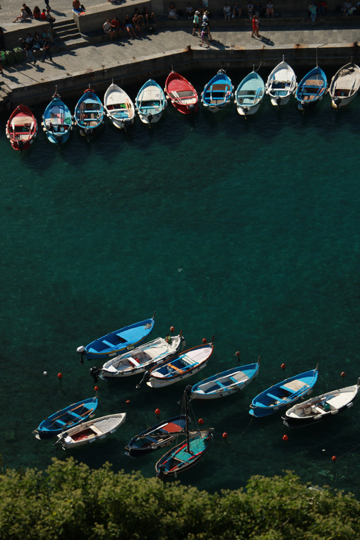 Cinque Terre port. Vernazza. Typical colored fishing boats, Gozzo type, anchored in the harbor of Vernazza in the Cinque Terre. Top view of the path. - MyVideoimage.com | Foto stock & Video footage