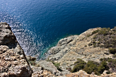 Cinque Terre seascape. Cinque Terre, lIguria, Italy. Rocks overlooking the blue sea. Foto sfondo mare. - MyVideoimage.com | Foto stock & Video footage