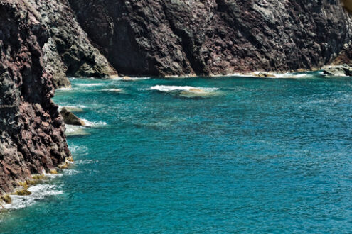 Cinque terre rocks. Sea waves break on the rocks of the Ligurian mountain. Foto sfondo mare. - MyVideoimage.com | Foto stock & Video footage