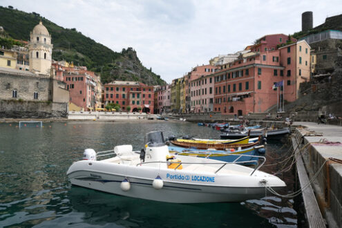 Cinqueterre Houses. Colorful village houses overlooking the sea. Stock photo royalty free. - MyVideoimage.com | Foto stock & Video footage