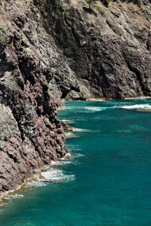 Cinqueterre seascape. Sea waves break on the rocks of the Ligurian mountain.  Sfondo mare. - MyVideoimage.com | Foto stock & Video footage