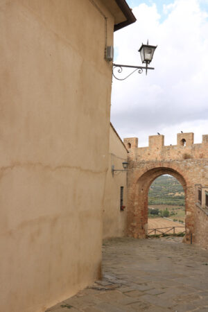 City gate in Tuscany. Door on the city walls of Magliano in Toscana (Maremma). - MyVideoimage.com | Foto stock & Video footage