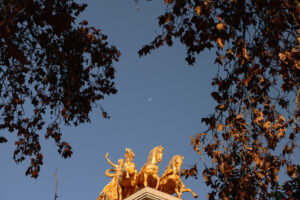 Ciutadella Park. The 4 golden horses - MyVideoimage.com