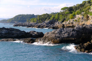 Cliff on the sea. Lerici. Cliff by the sea in the village of Tellaro di Lerici, near the Cinque Terre. - MyVideoimage.com | Foto stock & Video footage