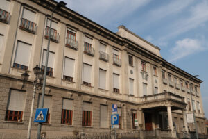 Clinica Mangiagalli Milano. Clinica ostetrico ginecologica del Policlinico Ospedale Maggiore di Milano. Facciata del palazzo. - MyVideoimage.com | Foto stock & Video footage