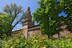 Clock tower in Milan. Sforza Castle in Milan. Tower with clock. The tower that overlooks the entrance to the walls of the castle of Milano. - MyVideoimage.com | Foto stock & Video footage