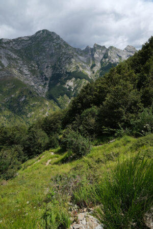 Clouds over the mountain. Clouds on top of a mountain in the Apuan Alps in Tuscany. Stock photos. - MyVideoimage.com | Foto stock & Video footage