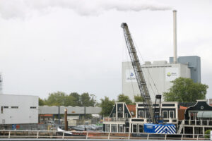 Cocoa refining. Cranes for loading and unloading of goods. Cocoa refining plant. - MyVideoimage.com | Foto stock & Video footage