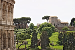 Coliseum Rome. The Palatine Hill is in the foreground a detail of the Colosseum. The hill is a large open-air museum of ancient Rome. Pictured meadows and green trees - MyVideoimage.com | Foto stock & Video footage