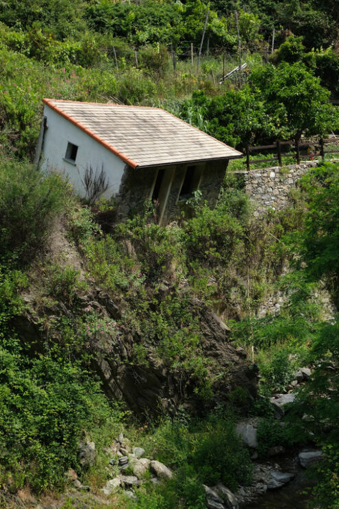 Collapsed house. Environmental disaster. Small house collapsed due to the flood of the stream. - MyVideoimage.com | Foto stock & Video footage