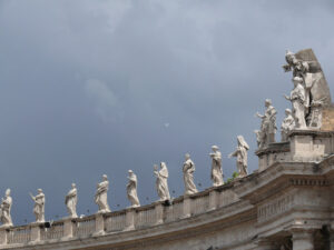 Colonnade St. Peter’s. Cloudy sky over the statues of the colonnade of St. Peter’s Square in the Vatican. - MyVideoimage.com | Foto stock & Video footage