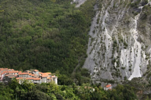 Colonnata Apuane. Toscana. View of the village of Colonnata, where the famous lard is produced. On the right a cascade of marble debris. Northern Tuscany near Carrara. - MyVideoimage.com | Foto stock & Video footage