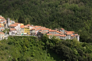 Colonnata Carrara. View of the town of Colonnata, famous for the production of lard. The walls of the houses in stone and white Carrara marble. Woods background. Northern Tuscany. Colonnata, Carrara, Italy. - MyVideoimage.com | Foto stock & Video footage