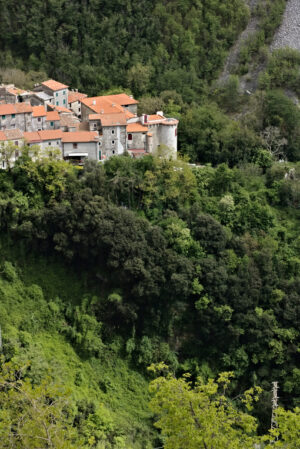 Colonnata Carrara. View of the town of Colonnata, famous for the production of lard. The walls of the houses in stone and white Carrara marble. Woods background. Northern Tuscany. Colonnata, Carrara, Italy. - MyVideoimage.com | Foto stock & Video footage