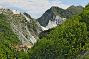 Colonnata Carrara. View of the village of Colonnata, where the famous lard is product. - MyVideoimage.com | Foto stock & Video footage