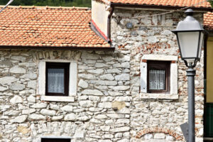 Colonnata houses. House with walls in white Carrara marble in the town of Colonnata. The village, famous for its lard, is located in a valley of the Apuan Alps. Tuscany - MyVideoimage.com | Foto stock & Video footage