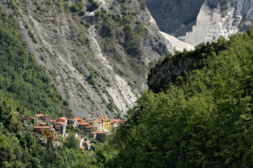 Colonnata, paese e cave di marmo. View of the village of Colonnata, where the famous lard. Foto royalty free. Toscana - MyVideoimage.com | Foto stock & Video footage