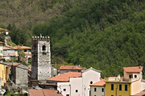 Colonnata panorama. Panoramic shot of the village of Colonnata, where the famous lard is produced. The walls of the houses in stone and white Carrara marble. Woods background. Northern Tuscany. Colonnata, Carrara, Italy. - MyVideoimage.com | Foto stock & Video footage