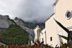 Colonnata quarries.  Marble quarries in Colonnata and monument to the quarryman. The town is famous for the lardo di Colonnata and for the extraction of the white Carrara marble. Colonnata, Carrara, Tuscany, Italy. - MyVideoimage.com | Foto stock & Video footage