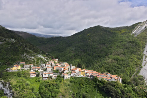 Colonnata village. View of the town of Colonnata, famous for the production of lard. The walls of the houses in stone and white Carrara marble. Woods background. Northern Tuscany. Colonnata, Carrara, Italy. - MyVideoimage.com | Foto stock & Video footage