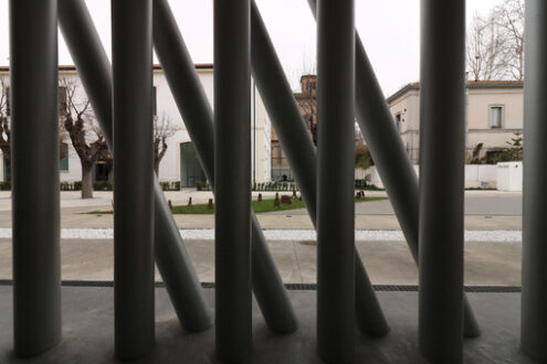 Colonne moderne. Foresta di colonne cilindriche al museo di arte contemporanea di Roma MAXXI. - MyVideoimage.com | Foto stock & Video footage