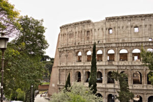 Colosseo Roma. Anfiteatro Flavio. Detail of the Colosseum also called the Flavian Amphitheater. The construction is made of travertine marble. Roma foto. - MyVideoimage.com | Foto stock & Video footage