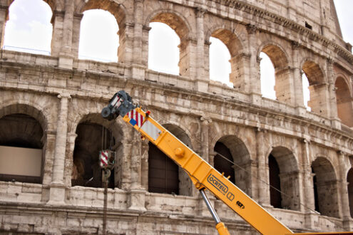 Colosseo, Roma. Una gru di cantiere. L’edificio del Colosseo ripreso in dettaglio. - MyVideoimage.com | Foto stock & Video footage