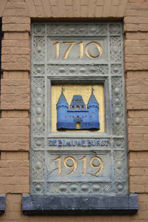 Commemorative plate on the facade of a building in Amsterdam. - MyVideoimage.com