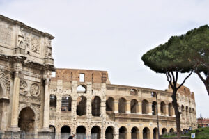 Constantine Arch Rome. Arch of Constantine. The arch is located near the Colosseum and is designed to commemorate the victory of Constantine against Maxentius. - MyVideoimage.com | Foto stock & Video footage