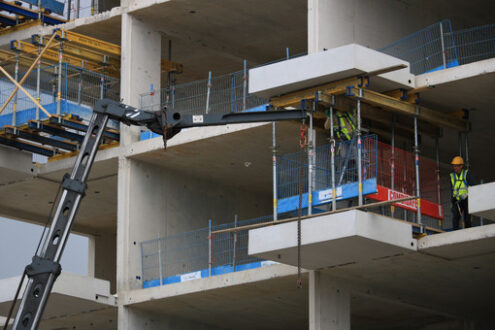 Construction of a building with reinforced concrete walls. Gru. Cantieri edili. - MyVideoimage.com | Foto stock & Video footage