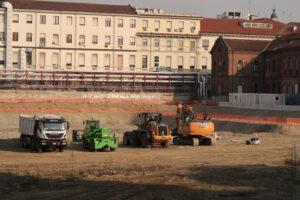 Construction site vehicles. Construction site vehicles (trucks, excavators, bulldozers) in a large excavation for the construction of the new building of the Maggiore Policlinico hospital in Milan. - MyVideoimage.com | Foto stock & Video footage